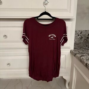 Maroon Hollister tshirt